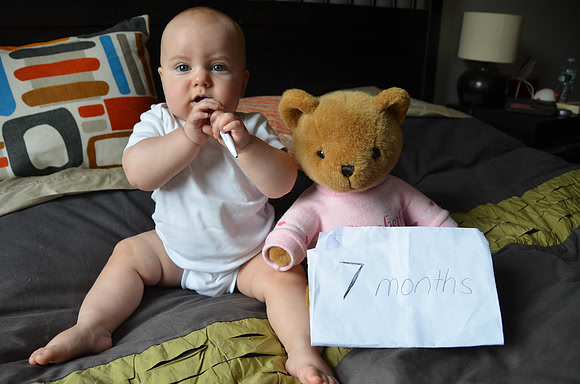 Хе, в восемь месяцев я не только ручку, медведя этого съем!
